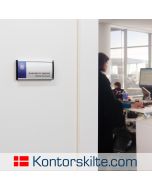 Dørskilte til kontoret - Strato i str. 56x105mm vist i kontormiljø