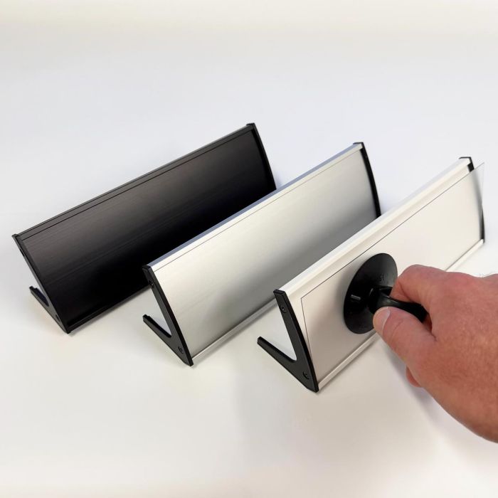 Strato Bordskilte i str. 78x210 mm fås i Sort, Sølv og Hvid