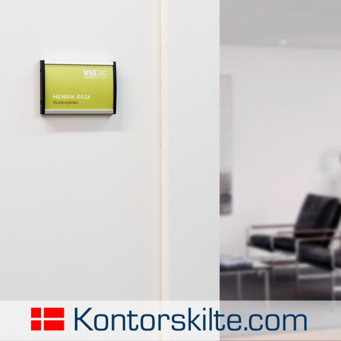 Strato Dørskilt A8 (56x74mm) - Vist i kontormiljø